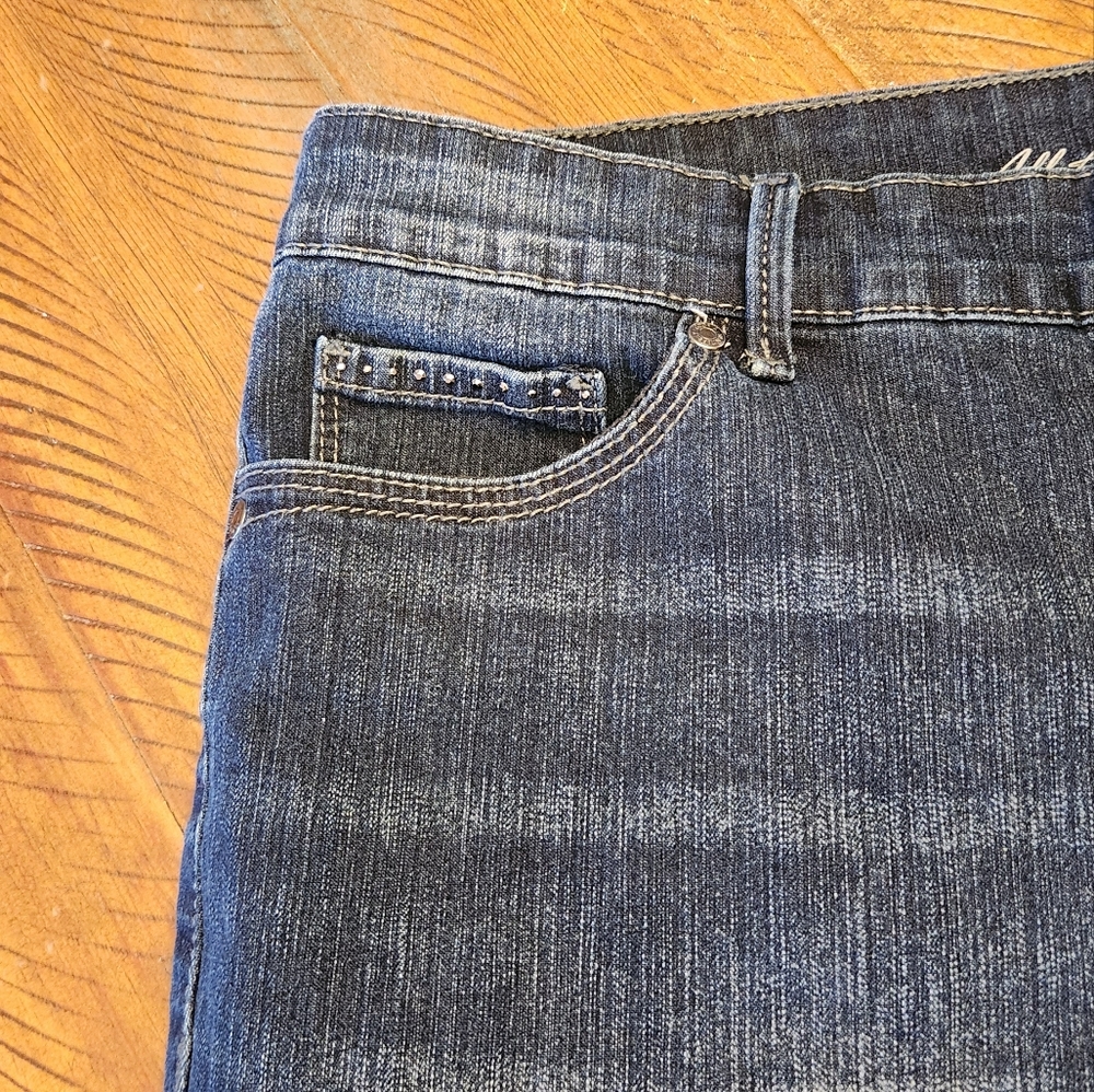 🎈2/$15 Denim capris size 10. (L2) - Picture 4 of 8